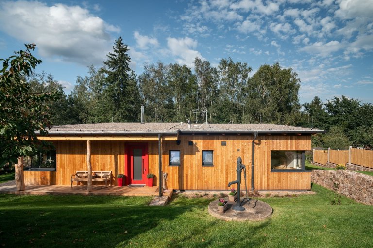 Dům se sloupy z douglasky stojí na magickém místě u březového hájku, na který je z domu krásný výhled.

Nízkoenergetický dům ve tvaru L je mírně zapuštěn v…