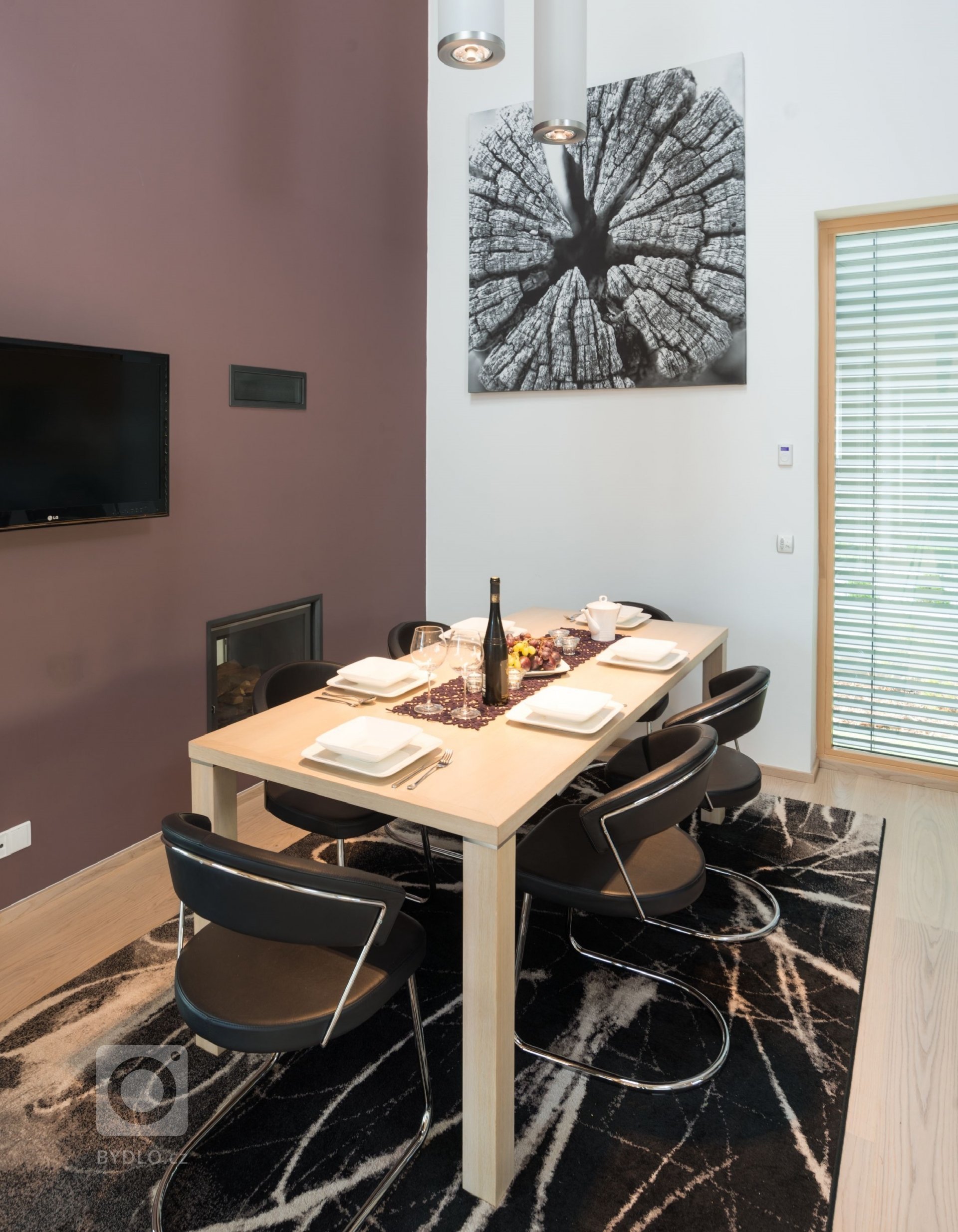 Dům o&nbsp;půdorysu ve tvaru U je navržen jako tři hmoty v různých výškových úrovních uspořádané kolem jádra domu &ndash; patia - s částečně krytou terasou a…