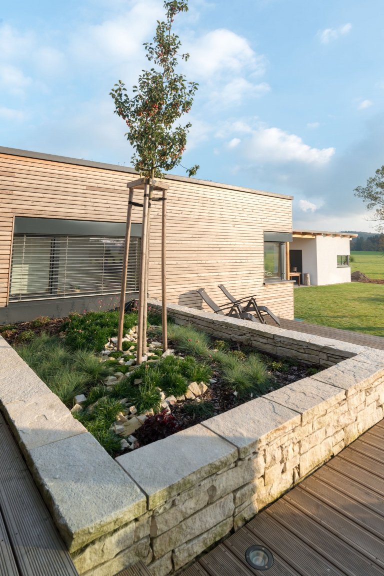 Dům o&nbsp;půdorysu ve tvaru U je navržen jako tři hmoty v různých výškových úrovních uspořádané kolem jádra domu &ndash; patia - s částečně krytou terasou a…