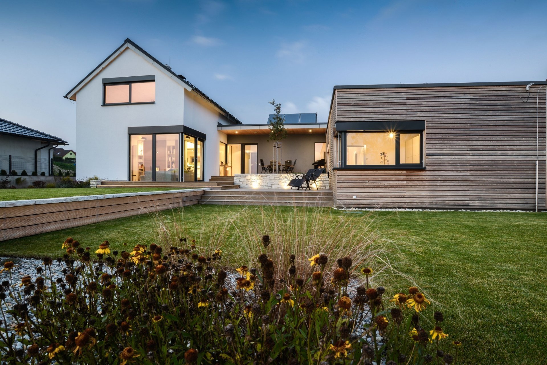 Dům o&nbsp;půdorysu ve tvaru U je navržen jako tři hmoty v různých výškových úrovních uspořádané kolem jádra domu &ndash; patia - s částečně krytou terasou a…