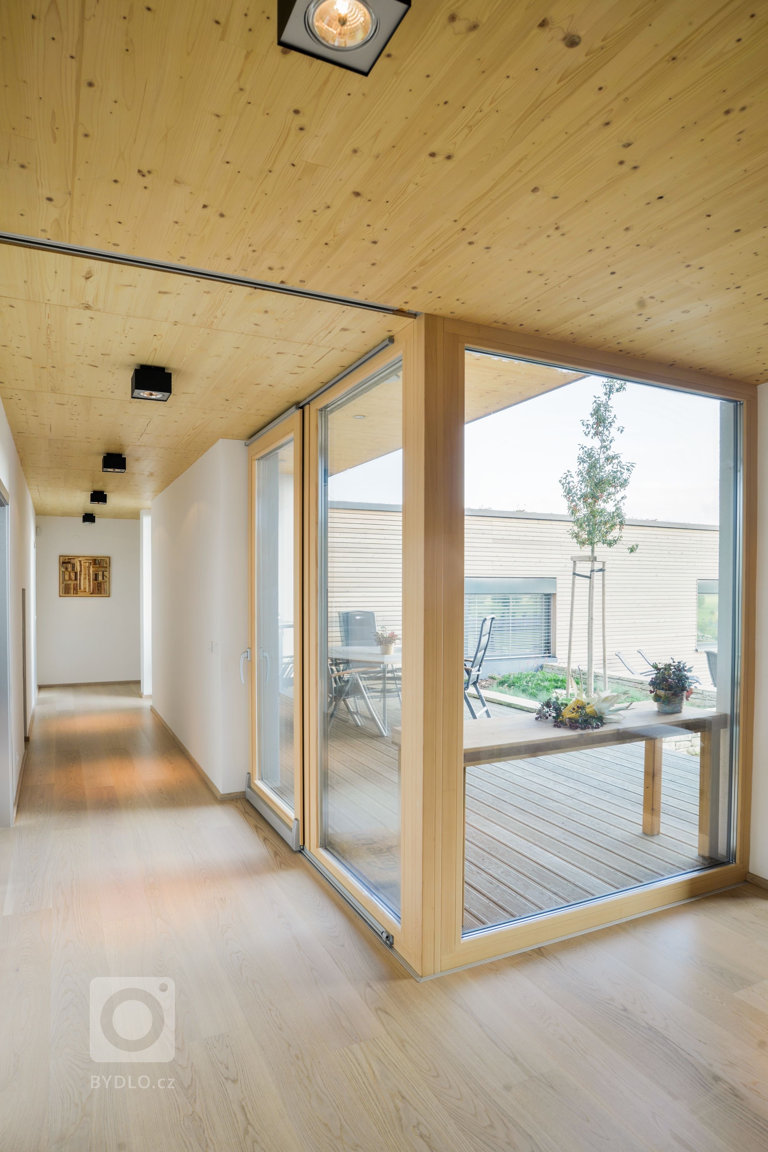 Dům o&nbsp;půdorysu ve tvaru U je navržen jako tři hmoty v různých výškových úrovních uspořádané kolem jádra domu &ndash; patia - s částečně krytou terasou a…