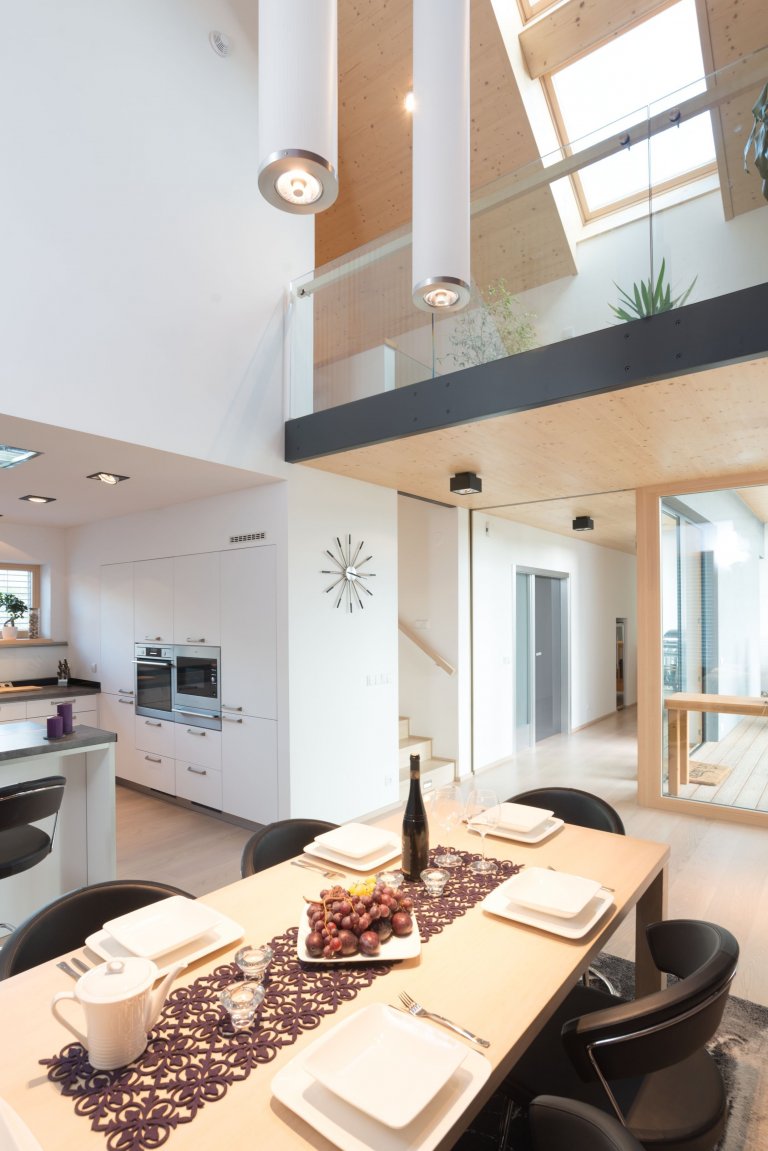 Dům o&nbsp;půdorysu ve tvaru U je navržen jako tři hmoty v různých výškových úrovních uspořádané kolem jádra domu &ndash; patia - s částečně krytou terasou a…