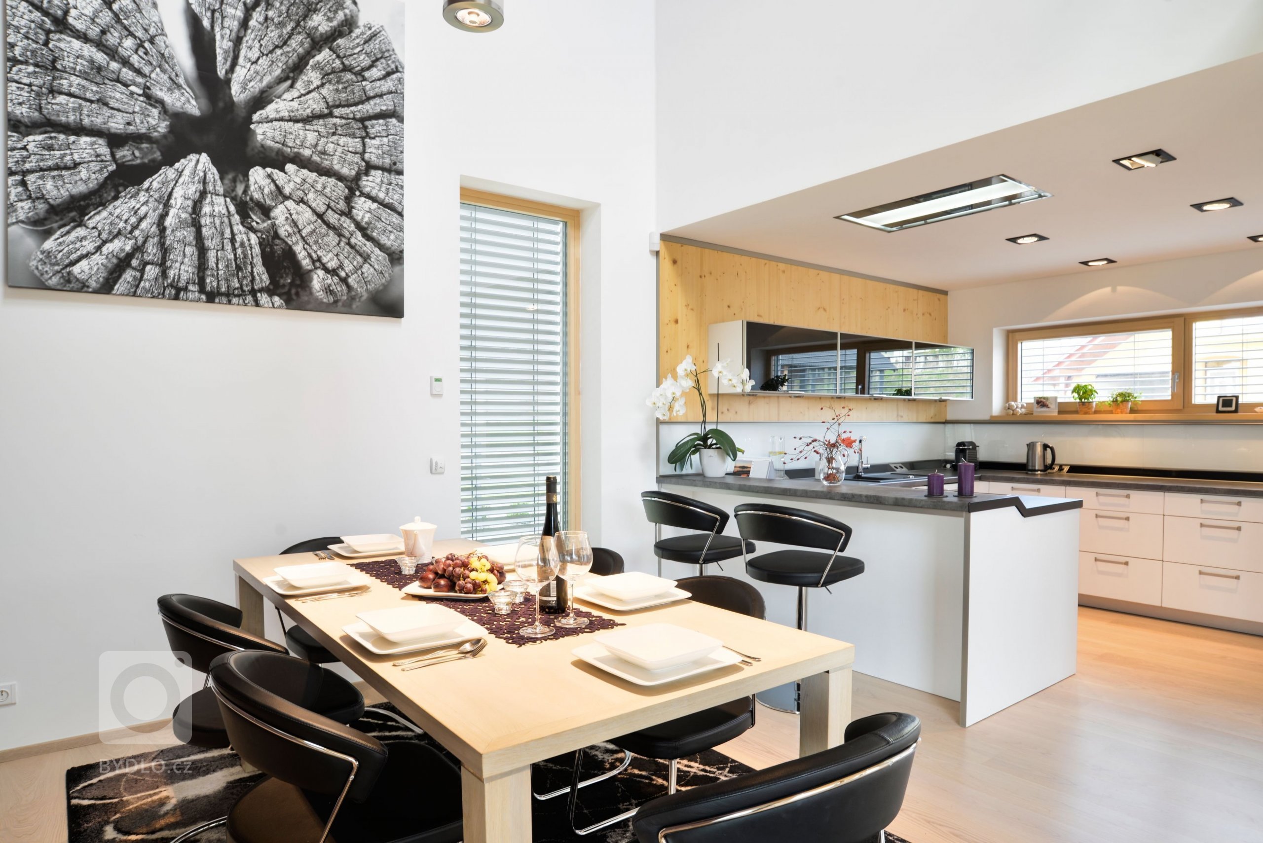 Dům o&nbsp;půdorysu ve tvaru U je navržen jako tři hmoty v různých výškových úrovních uspořádané kolem jádra domu &ndash; patia - s částečně krytou terasou a…