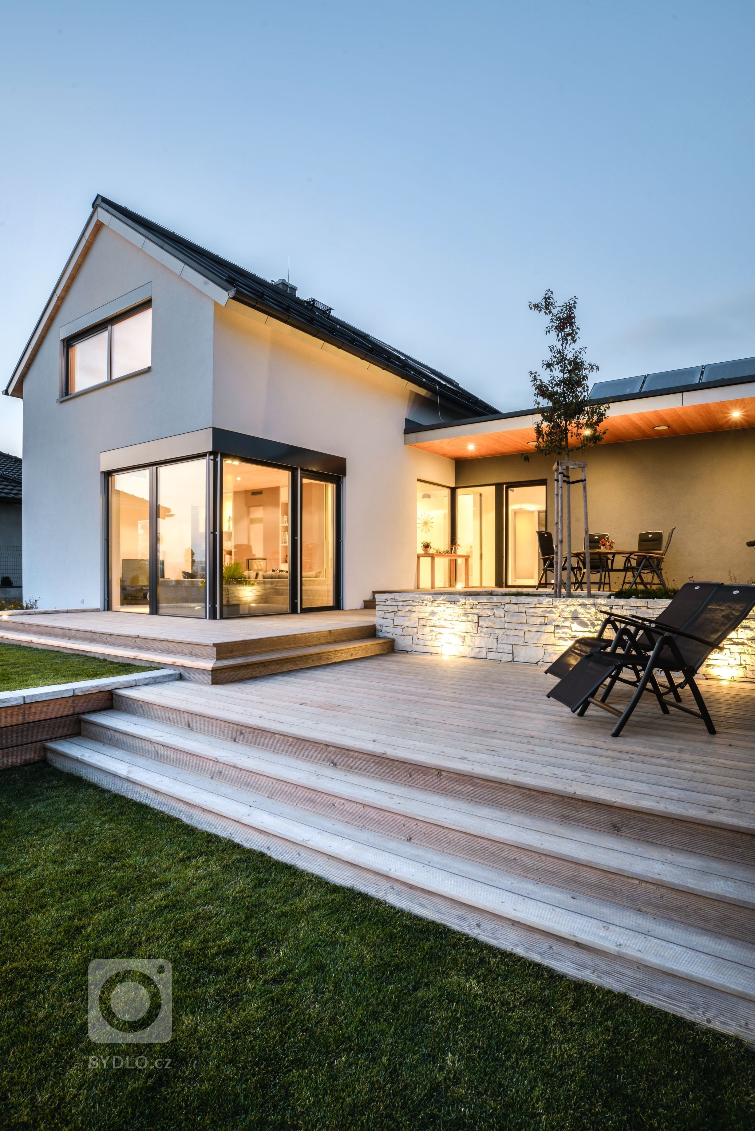 Dům o&nbsp;půdorysu ve tvaru U je navržen jako tři hmoty v různých výškových úrovních uspořádané kolem jádra domu &ndash; patia - s částečně krytou terasou a…