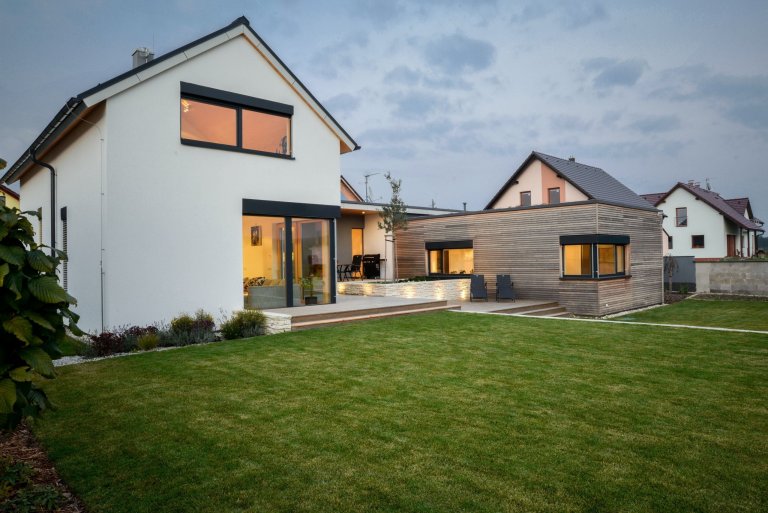 Dům o&nbsp;půdorysu ve tvaru U je navržen jako tři hmoty v různých výškových úrovních uspořádané kolem jádra domu &ndash; patia - s částečně krytou terasou a…