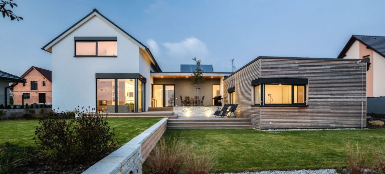 Dům o&nbsp;půdorysu ve tvaru U je navržen jako tři hmoty v různých výškových úrovních uspořádané kolem jádra domu &ndash; patia - s částečně krytou terasou a…