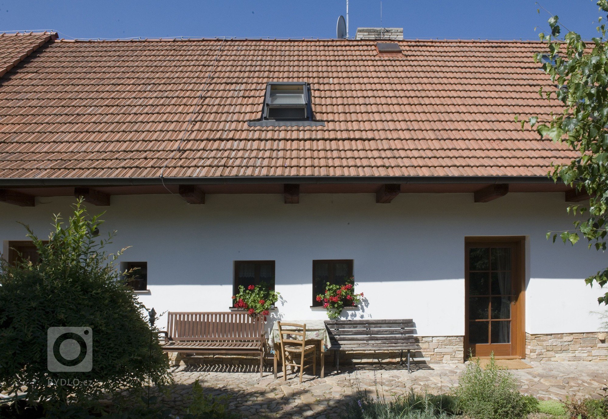 Citlivá&nbsp;rekonstrukce&nbsp;částečně kamenného&nbsp;vesnického domu&nbsp;z první republiky
