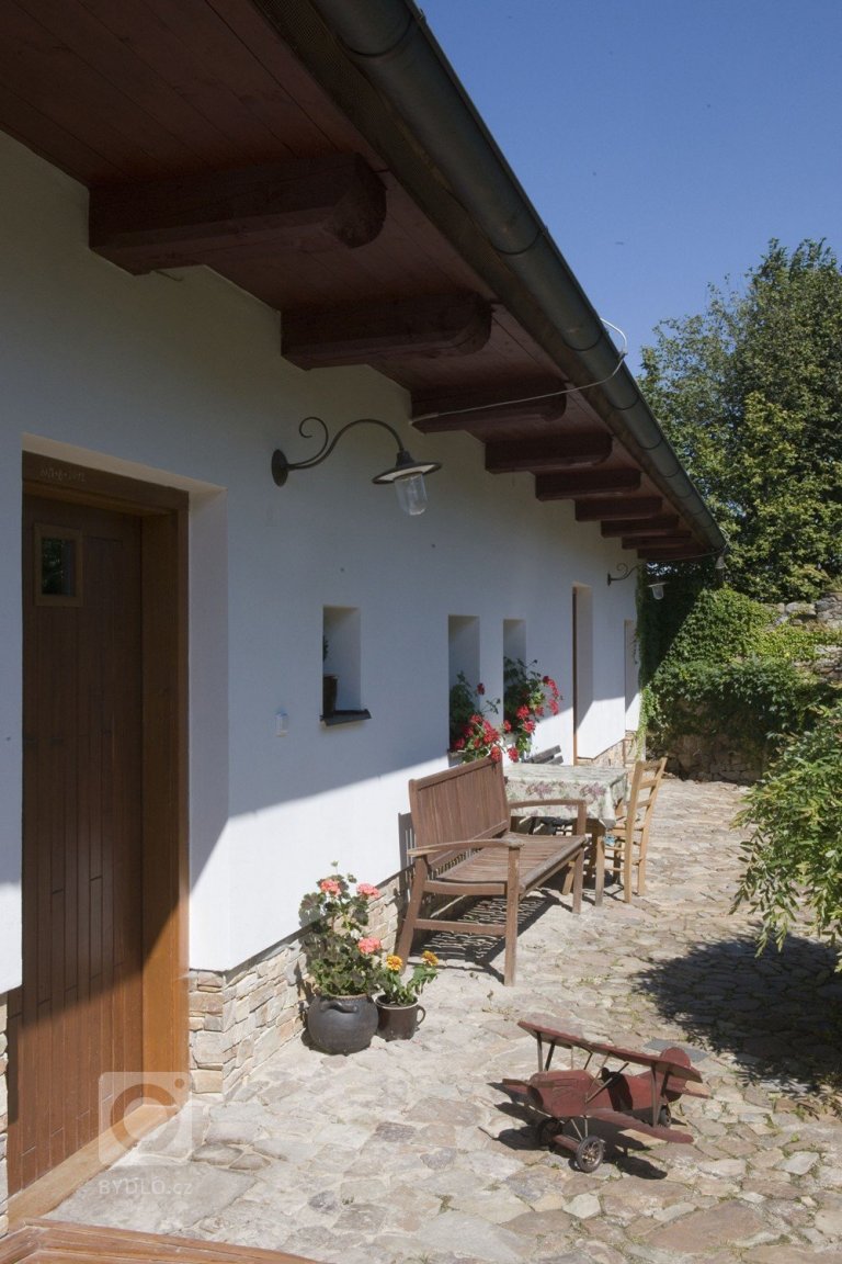 Citlivá&nbsp;rekonstrukce&nbsp;částečně kamenného&nbsp;vesnického domu&nbsp;z první republiky
