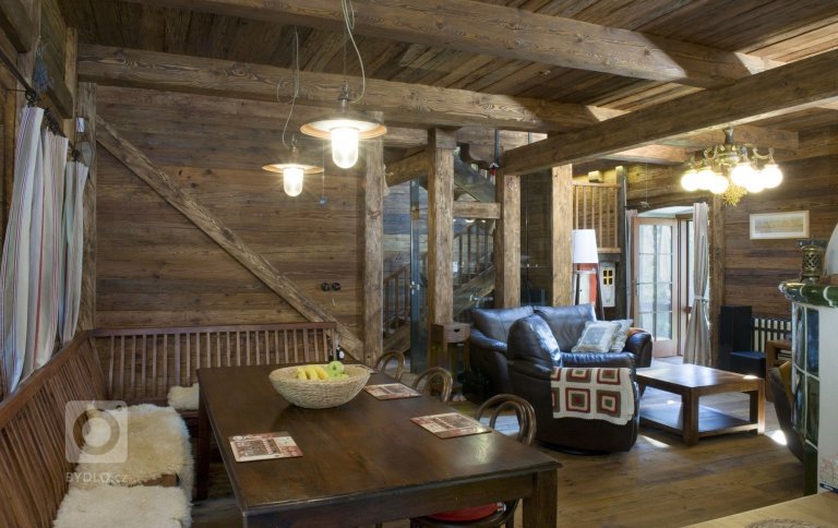 Od prostorného jídelního stolu je přízemí jako na dlani