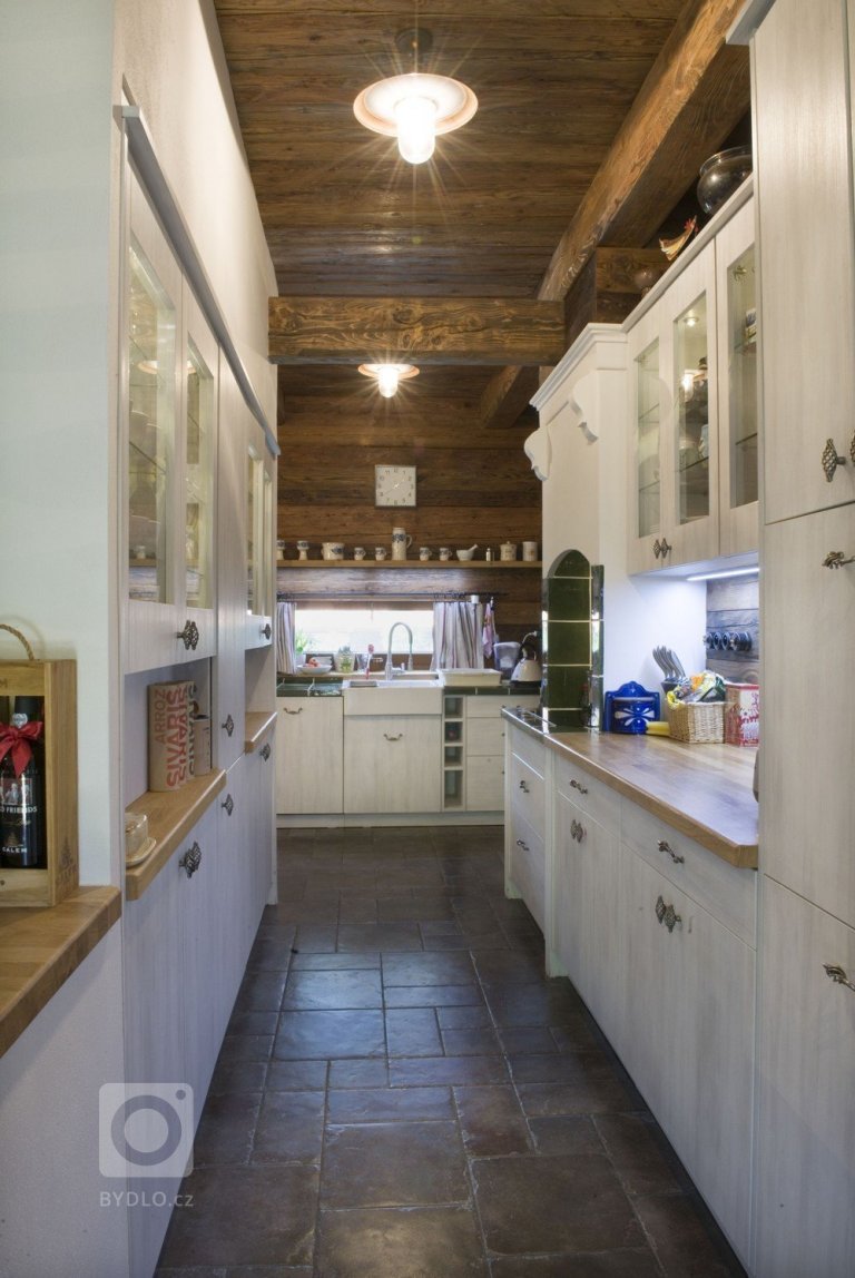 Vlevo sklad potravin, vpravo pracovní plocha, vzadu mycí centrum