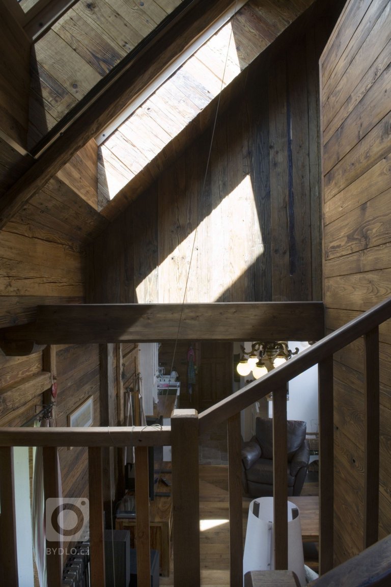 Pohled ze shodiště přes obývací pokoj do kuchyně