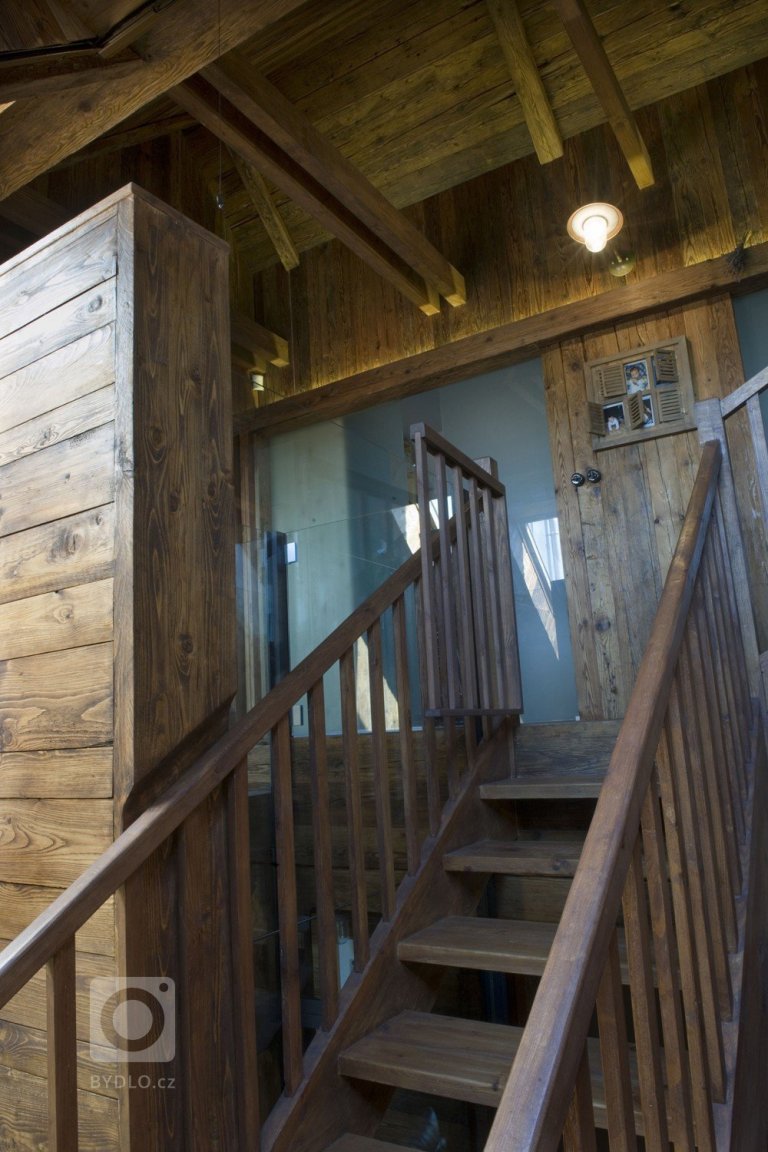 Naproti schodiště a výtahu za prosklenými posuvnými dveřmi prostorná komora či šatna