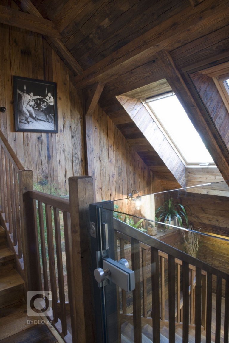 Pohled z galerie na výstup z výtahu a schodiště