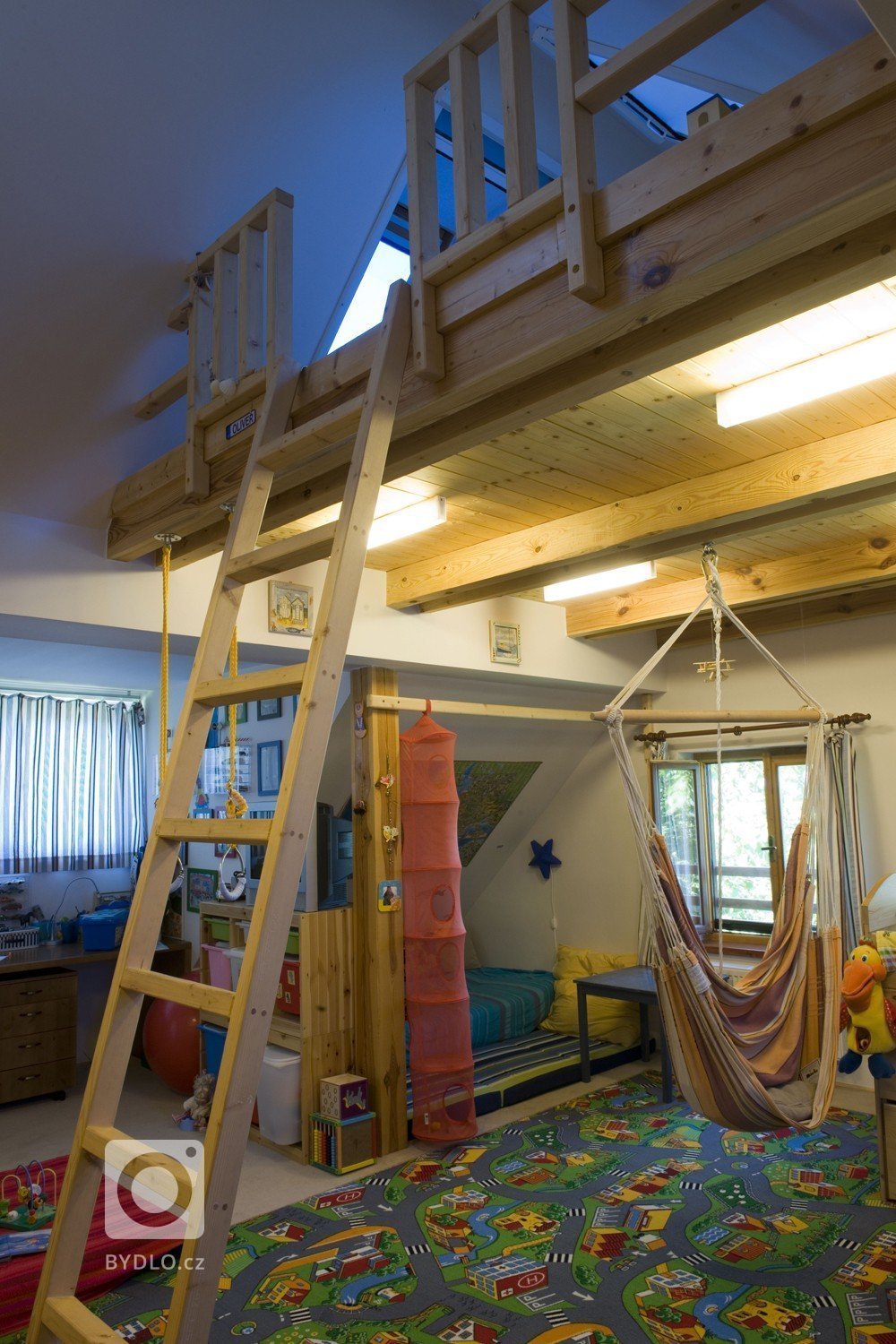 Dětský pokoj vyplňuje beze zbytku celý prostor a to i na výšku