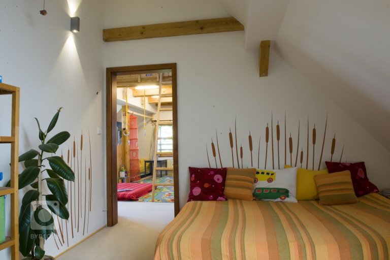 Pokoj pro hosty (či babičku) je umístěn hned vedle dětského pokoje