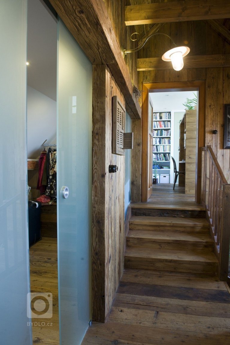 Kolem komory přicházíme k vyrovnávacímu schodišti před ložnicí