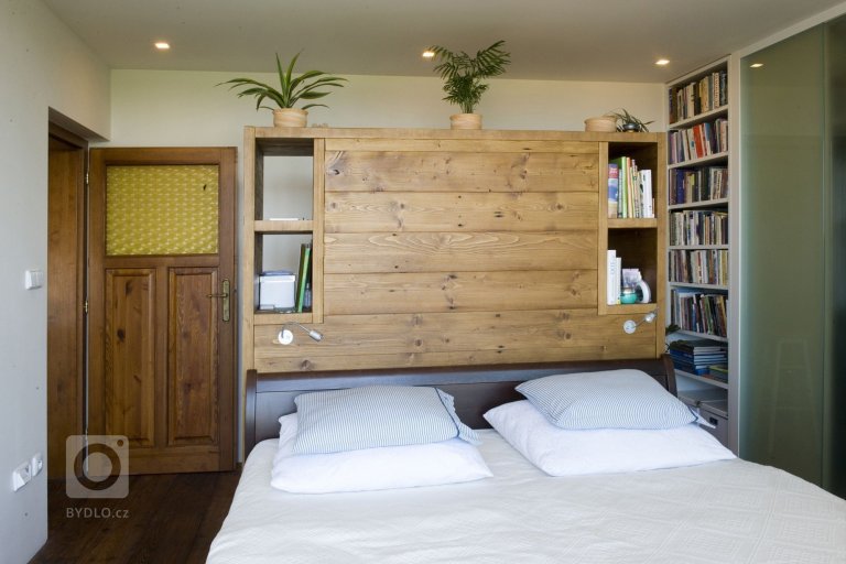 Záda postele mimo jiné cloní vstup do koupelny