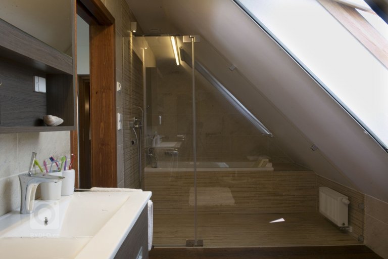 Citlivá&nbsp;rekonstrukce&nbsp;částečně kamenného&nbsp;vesnického domu&nbsp;z první republiky
