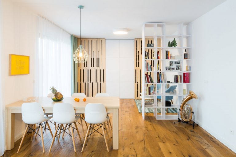 Čistý, jednoduchý a funkčný dizajn bytu v novostavbe je určený pre mladý pár, ktorý má rád pravdivé materiály, svetlé farby a praktické riešenia.&nbsp;

…