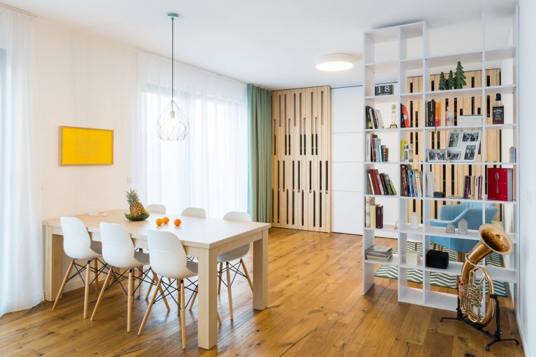 Čistý, jednoduchý a funkčný dizajn bytu v novostavbe je určený pre mladý pár, ktorý má rád pravdivé materiály, svetlé farby a praktické riešenia.&nbsp;

…