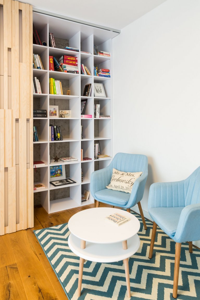 Čistý, jednoduchý a funkčný dizajn bytu v novostavbe je určený pre mladý pár, ktorý má rád pravdivé materiály, svetlé farby a praktické riešenia.&nbsp;

…