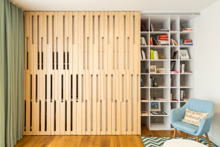 Čistý, jednoduchý a funkčný dizajn bytu v novostavbe je určený pre mladý pár, ktorý má rád pravdivé materiály, svetlé farby a praktické riešenia.&nbsp;

…