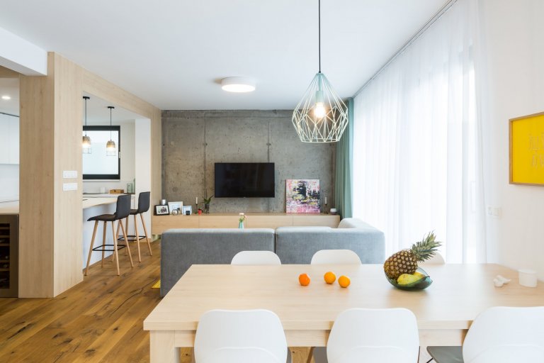 Čistý, jednoduchý a funkčný dizajn bytu v novostavbe je určený pre mladý pár, ktorý má rád pravdivé materiály, svetlé farby a praktické riešenia.&nbsp;

…