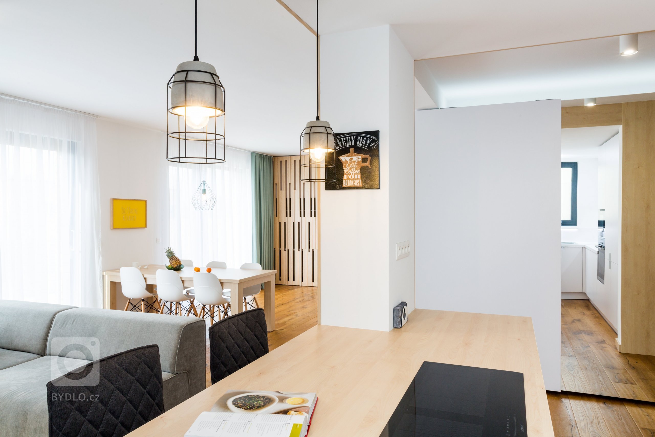 Čistý, jednoduchý a funkčný dizajn bytu v novostavbe je určený pre mladý pár, ktorý má rád pravdivé materiály, svetlé farby a praktické riešenia.&nbsp;

…