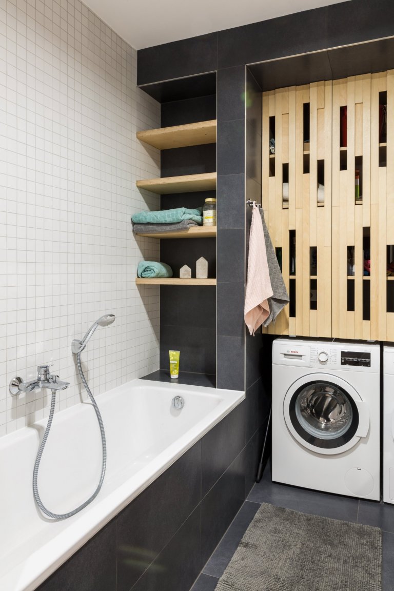 Čistý, jednoduchý a funkčný dizajn bytu v novostavbe je určený pre mladý pár, ktorý má rád pravdivé materiály, svetlé farby a praktické riešenia.&nbsp;

…