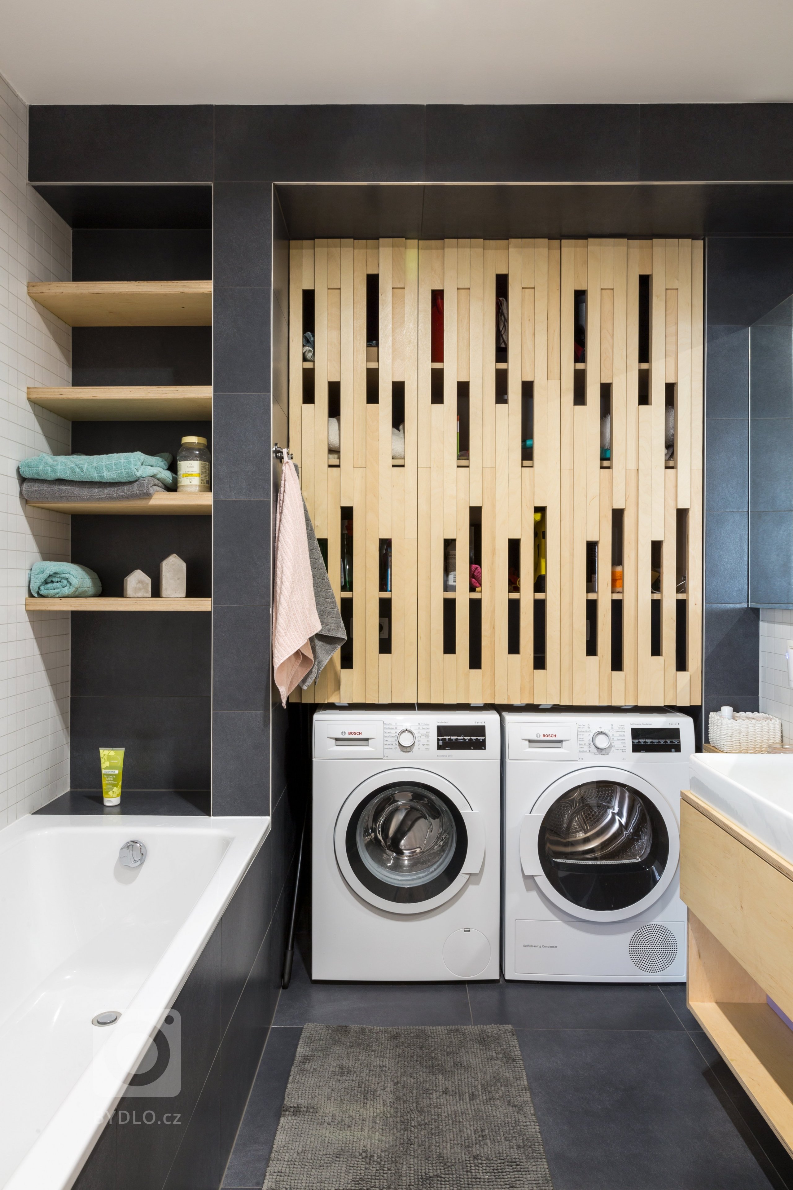 Čistý, jednoduchý a funkčný dizajn bytu v novostavbe je určený pre mladý pár, ktorý má rád pravdivé materiály, svetlé farby a praktické riešenia.&nbsp;

…