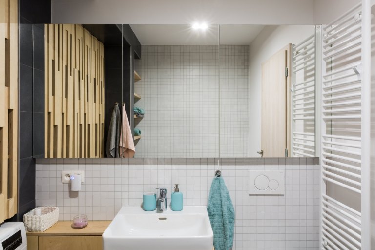 Čistý, jednoduchý a funkčný dizajn bytu v novostavbe je určený pre mladý pár, ktorý má rád pravdivé materiály, svetlé farby a praktické riešenia.&nbsp;

…