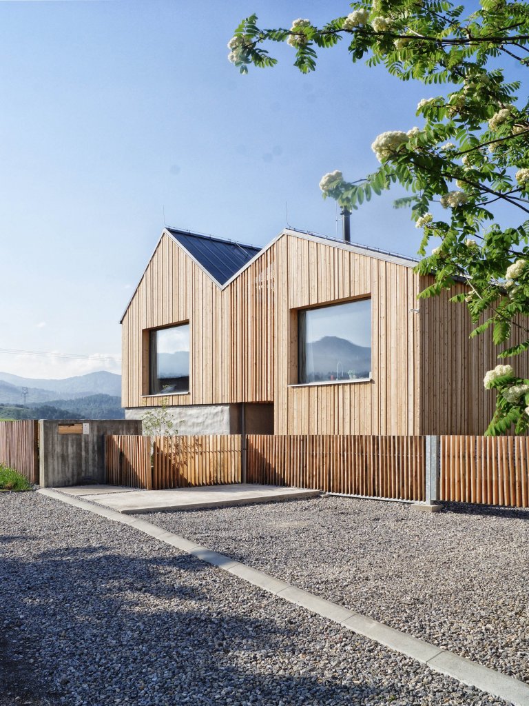 Rodinný dom na úpätí Národného parku Veľká Fatra je situovaný na hranici medzi intravilánom a extravilánom. Ľudovo je dom umiestnený za humnami, takže celé…