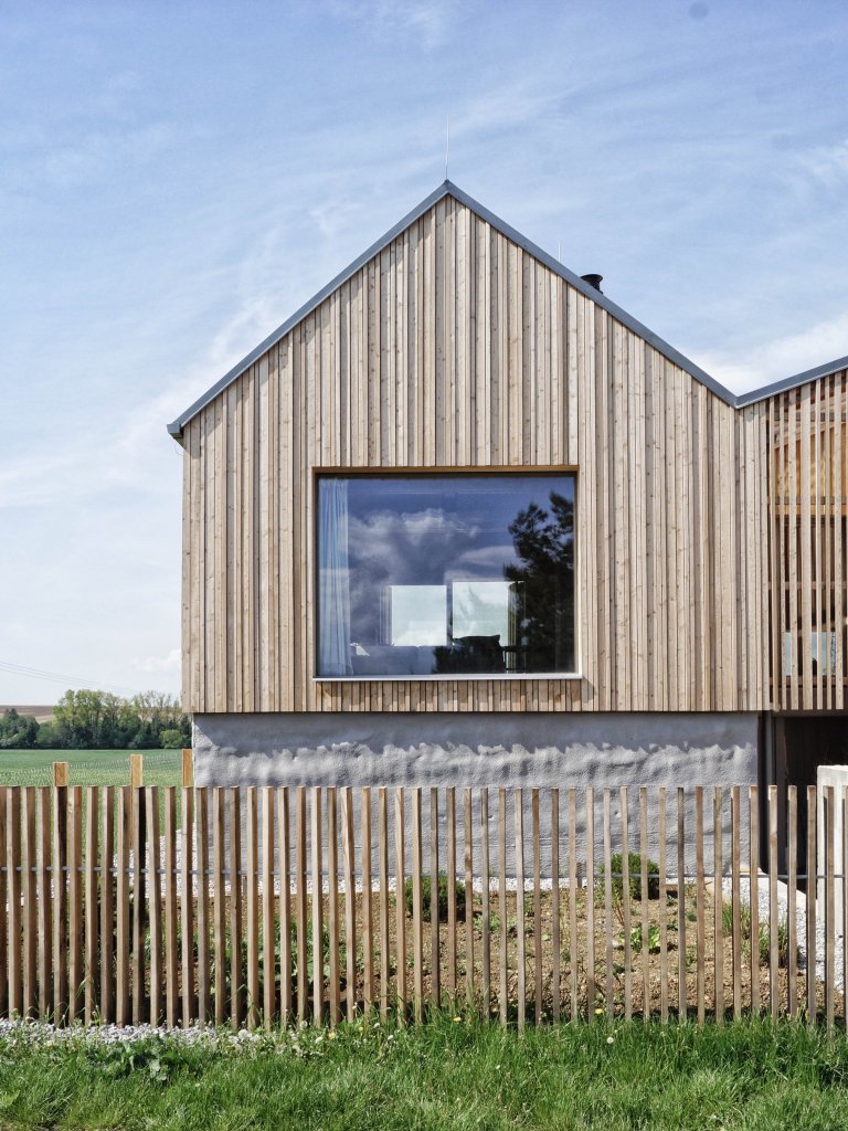 Rodinný dom na úpätí Národného parku Veľká Fatra je situovaný na hranici medzi intravilánom a extravilánom. Ľudovo je dom umiestnený za humnami, takže celé…