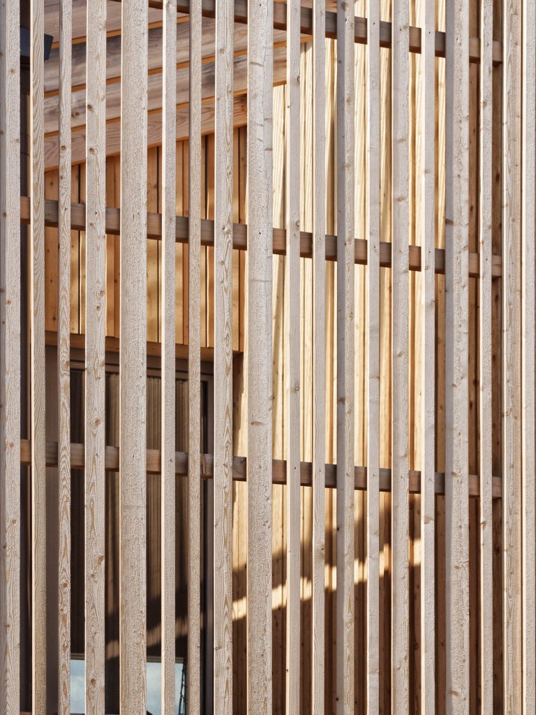 Rodinný dom na úpätí Národného parku Veľká Fatra je situovaný na hranici medzi intravilánom a extravilánom. Ľudovo je dom umiestnený za humnami, takže celé…