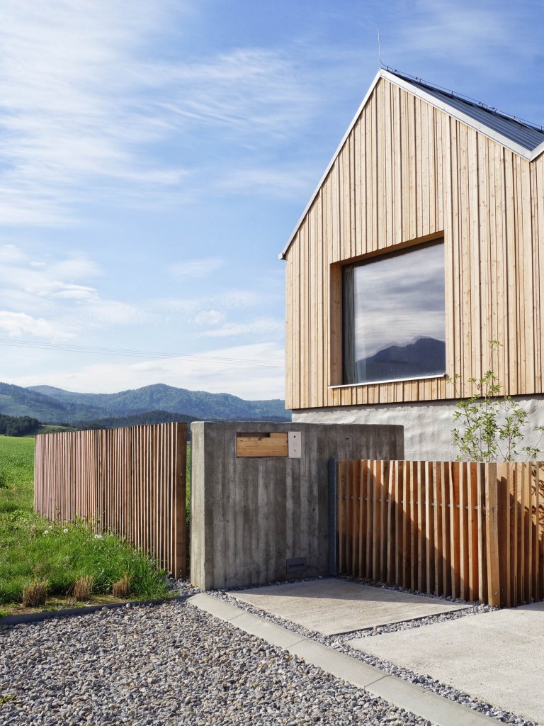 Rodinný dom na úpätí Národného parku Veľká Fatra je situovaný na hranici medzi intravilánom a extravilánom. Ľudovo je dom umiestnený za humnami, takže celé…