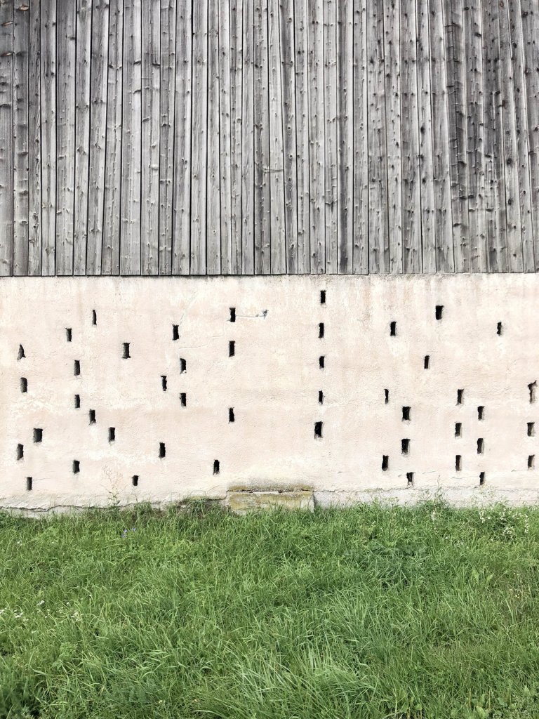 Rodinný dom na úpätí Národného parku Veľká Fatra je situovaný na hranici medzi intravilánom a extravilánom. Ľudovo je dom umiestnený za humnami, takže celé…