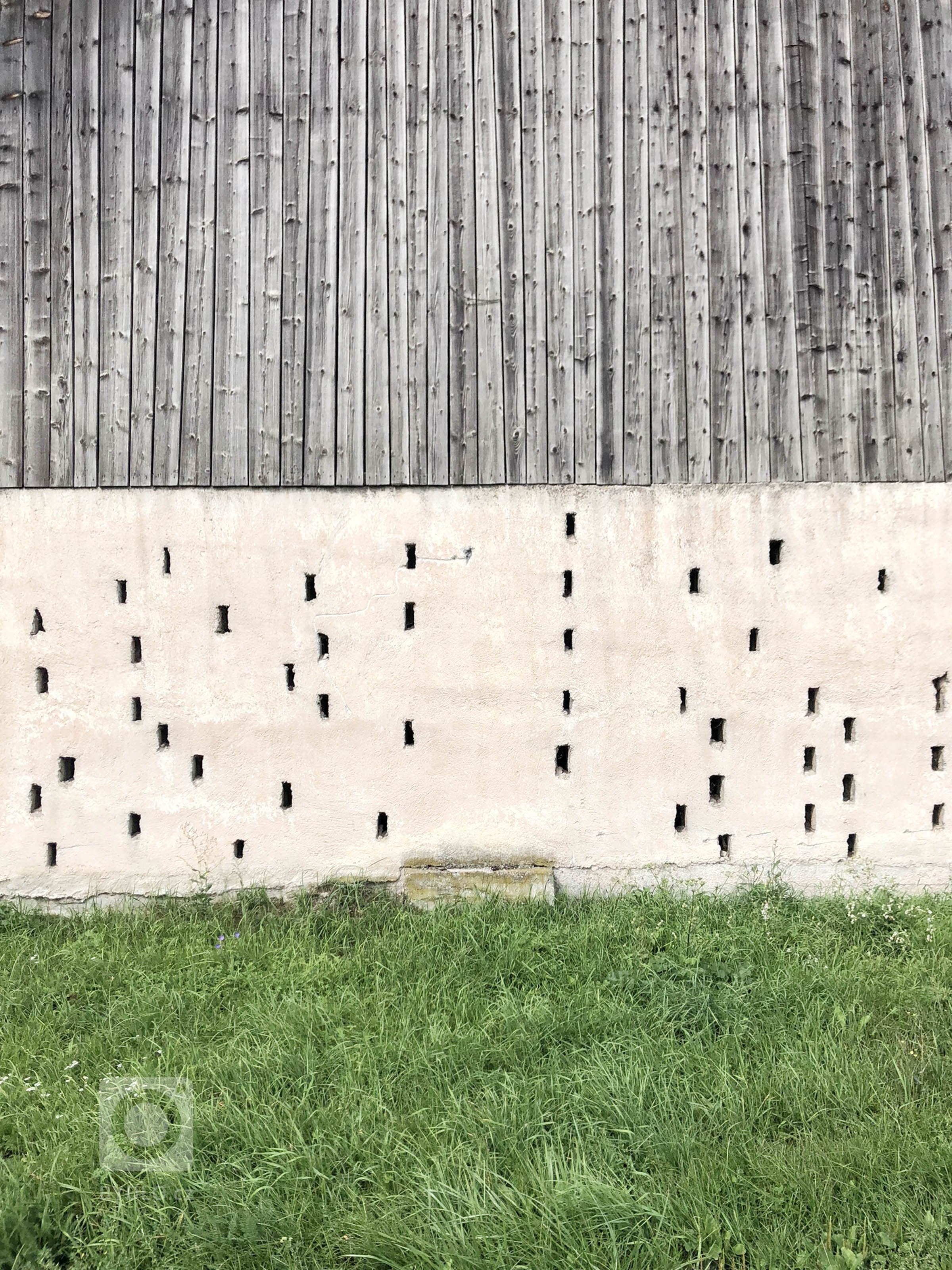 Rodinný dom na úpätí Národného parku Veľká Fatra je situovaný na hranici medzi intravilánom a extravilánom. Ľudovo je dom umiestnený za humnami, takže celé…