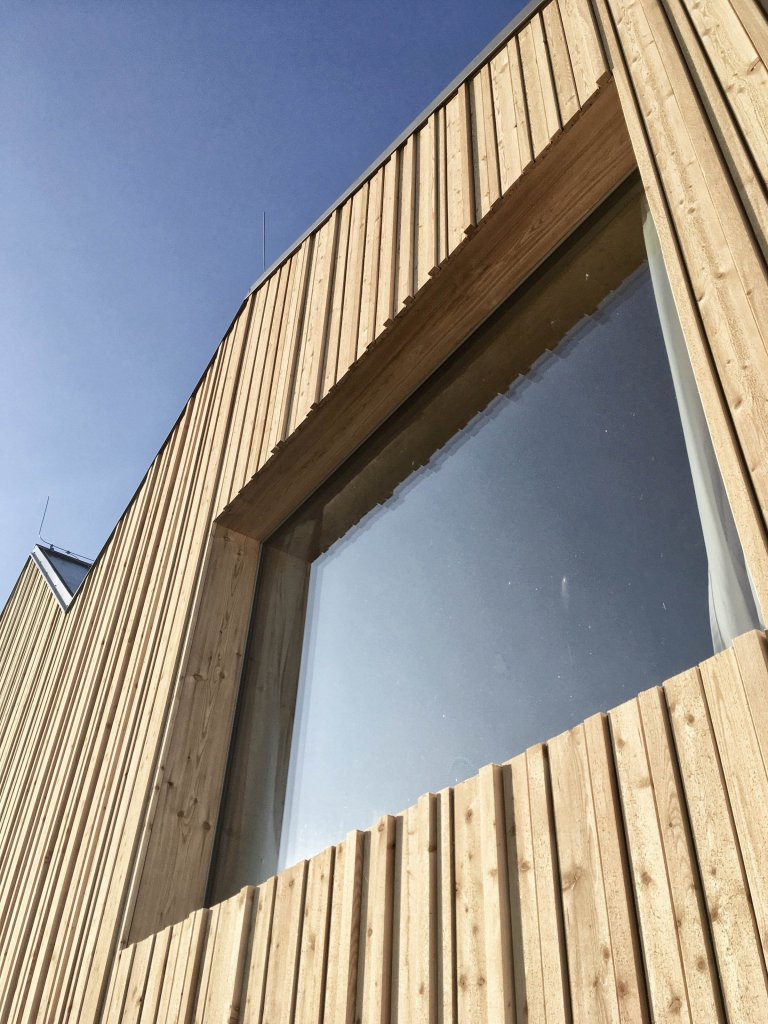 Rodinný dom na úpätí Národného parku Veľká Fatra je situovaný na hranici medzi intravilánom a extravilánom. Ľudovo je dom umiestnený za humnami, takže celé…