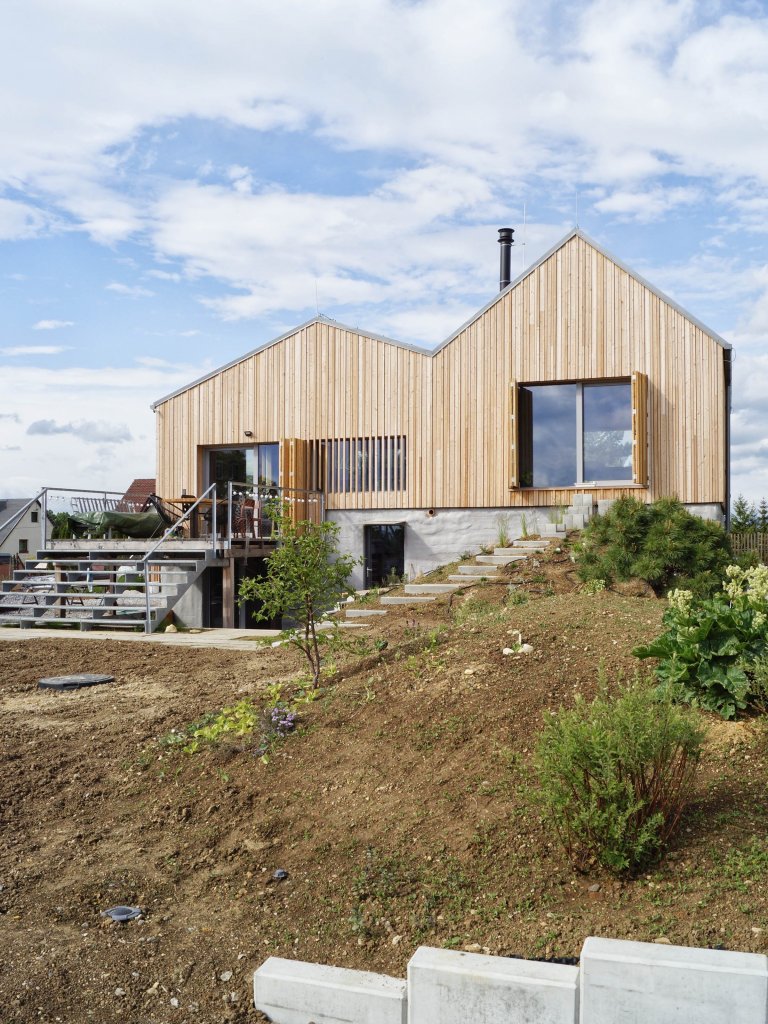 Rodinný dom na úpätí Národného parku Veľká Fatra je situovaný na hranici medzi intravilánom a extravilánom. Ľudovo je dom umiestnený za humnami, takže celé…