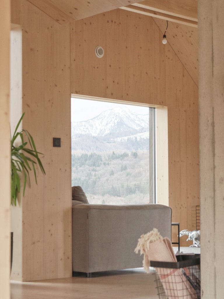 Rodinný dom na úpätí Národného parku Veľká Fatra je situovaný na hranici medzi intravilánom a extravilánom. Ľudovo je dom umiestnený za humnami, takže celé…