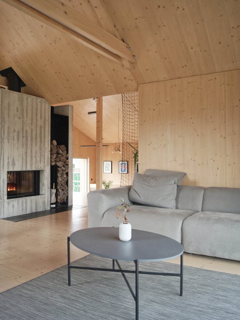 Rodinný dom na úpätí Národného parku Veľká Fatra je situovaný na hranici medzi intravilánom a extravilánom. Ľudovo je dom umiestnený za humnami, takže celé…