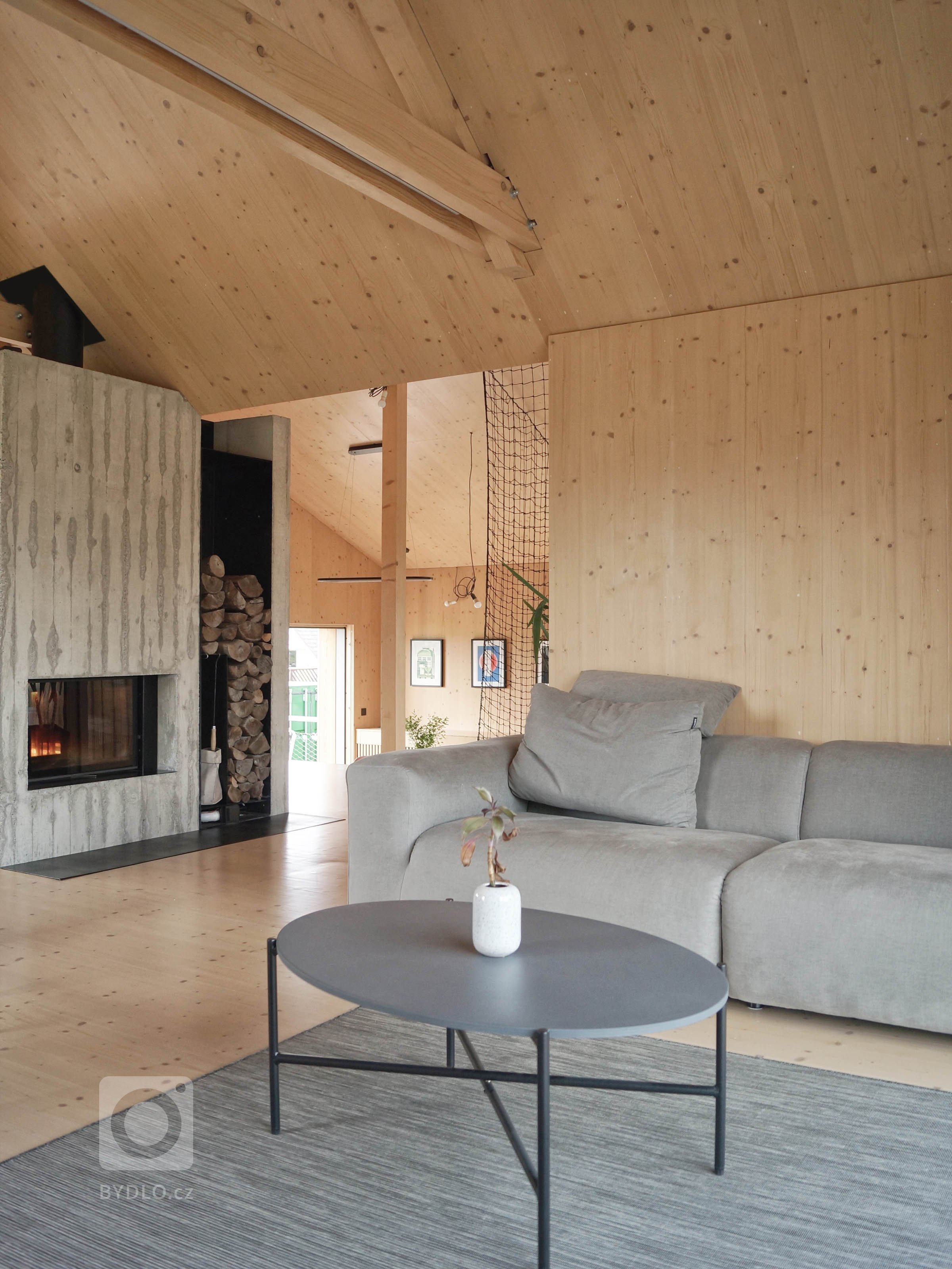 Rodinný dom na úpätí Národného parku Veľká Fatra je situovaný na hranici medzi intravilánom a extravilánom. Ľudovo je dom umiestnený za humnami, takže celé…