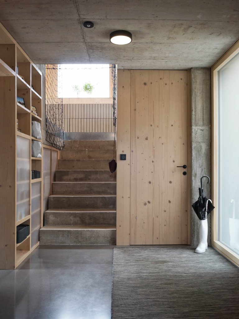 Rodinný dom na úpätí Národného parku Veľká Fatra je situovaný na hranici medzi intravilánom a extravilánom. Ľudovo je dom umiestnený za humnami, takže celé…