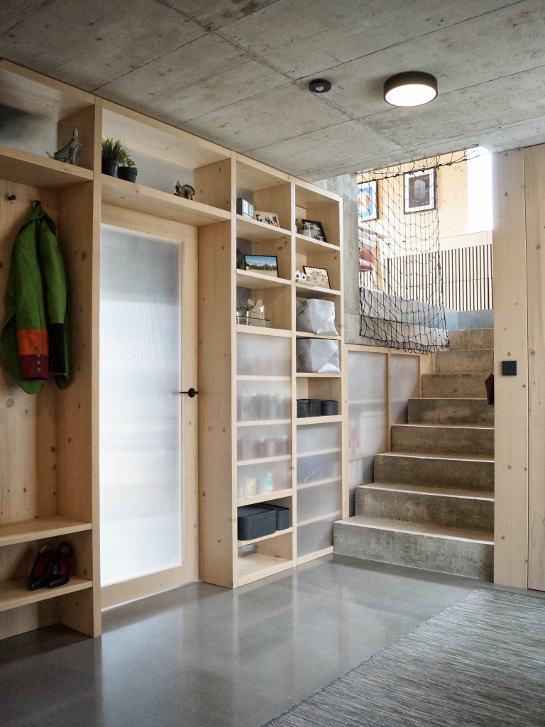 Rodinný dom na úpätí Národného parku Veľká Fatra je situovaný na hranici medzi intravilánom a extravilánom. Ľudovo je dom umiestnený za humnami, takže celé…