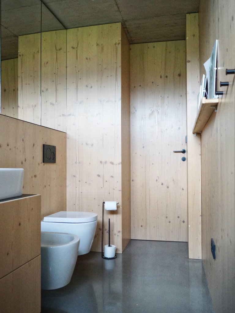 Rodinný dom na úpätí Národného parku Veľká Fatra je situovaný na hranici medzi intravilánom a extravilánom. Ľudovo je dom umiestnený za humnami, takže celé…