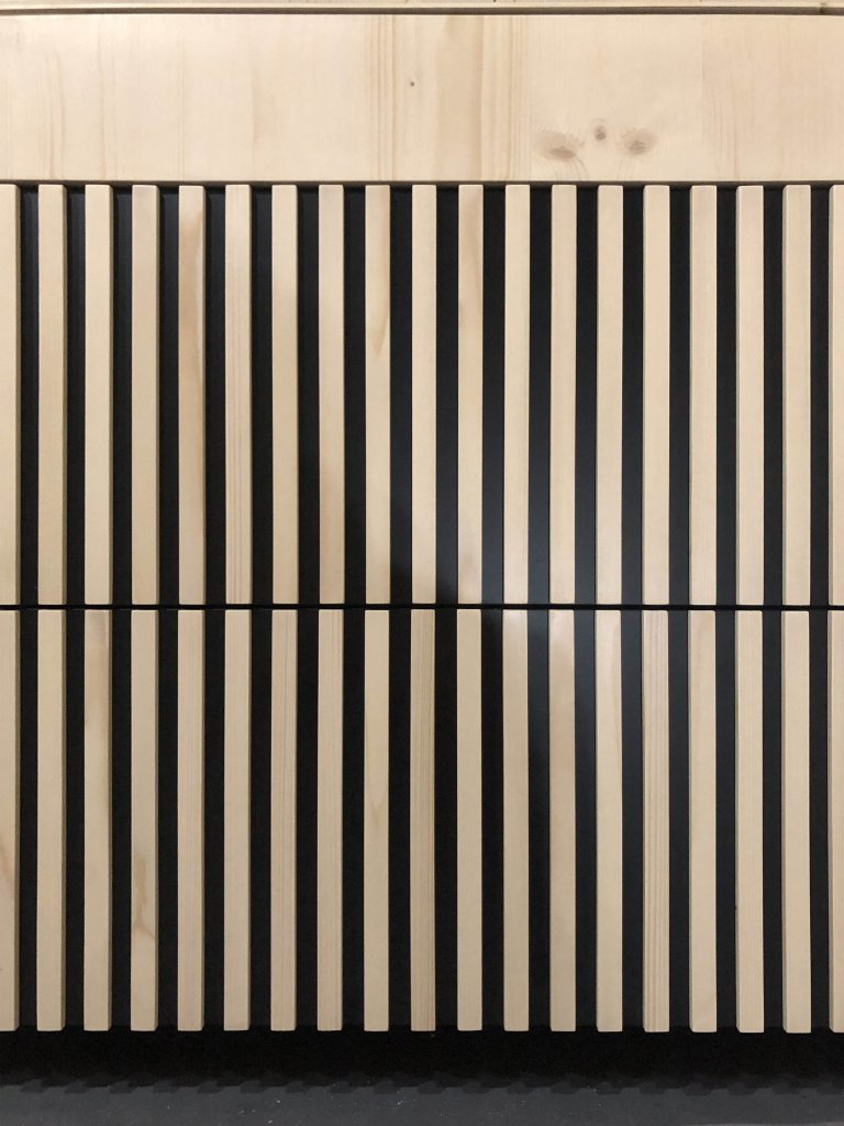 Rodinný dom na úpätí Národného parku Veľká Fatra je situovaný na hranici medzi intravilánom a extravilánom. Ľudovo je dom umiestnený za humnami, takže celé…