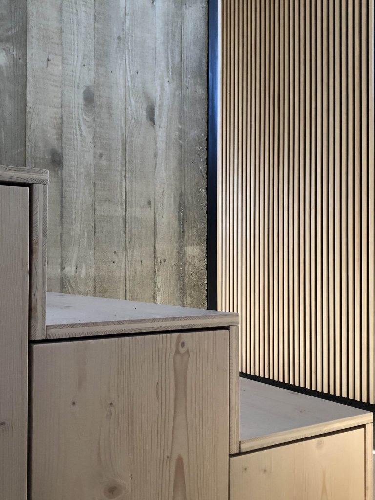 Rodinný dom na úpätí Národného parku Veľká Fatra je situovaný na hranici medzi intravilánom a extravilánom. Ľudovo je dom umiestnený za humnami, takže celé…