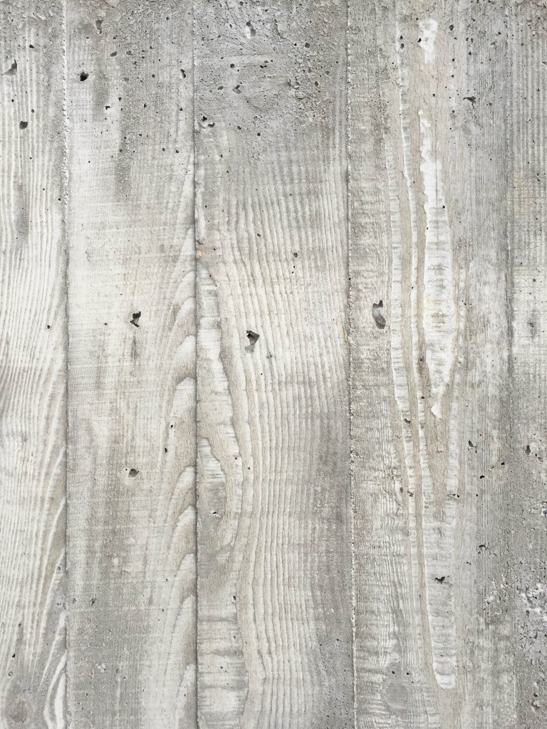 Rodinný dom na úpätí Národného parku Veľká Fatra je situovaný na hranici medzi intravilánom a extravilánom. Ľudovo je dom umiestnený za humnami, takže celé…