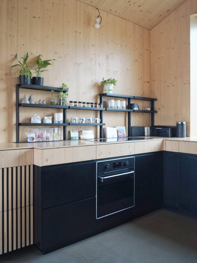 Rodinný dom na úpätí Národného parku Veľká Fatra je situovaný na hranici medzi intravilánom a extravilánom. Ľudovo je dom umiestnený za humnami, takže celé…