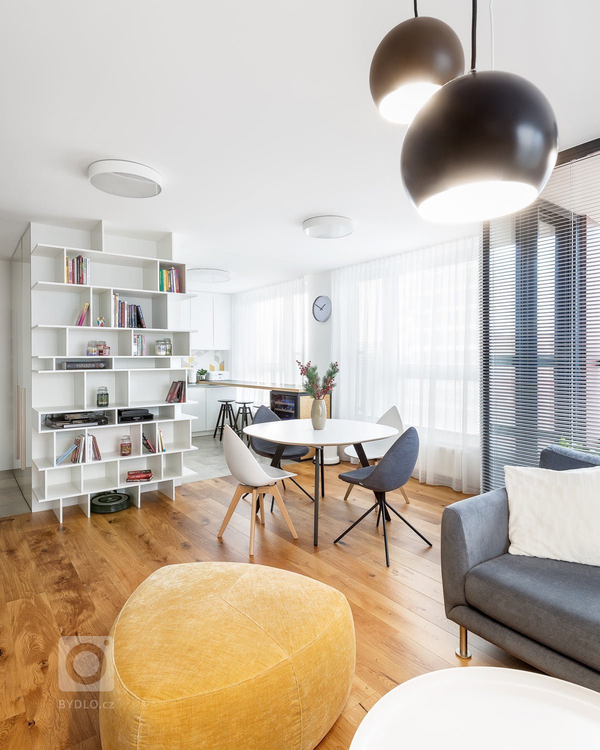 Návrh a&nbsp;realizácia štvorizbového bytu v&nbsp;bratislavskej novostavbe prebiehala vo&nbsp;veľmi príjemnej atmosfére. Majitelia obľubujú krásny a&nbsp…